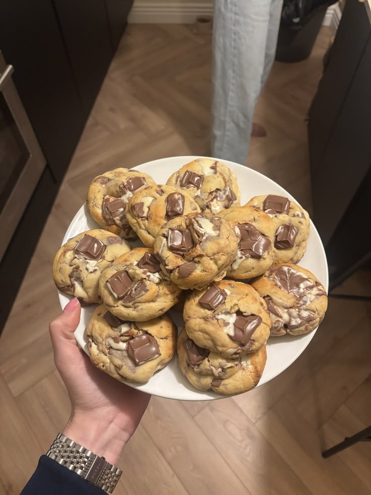 Galletas con trozos de chocolate recién horneadas
