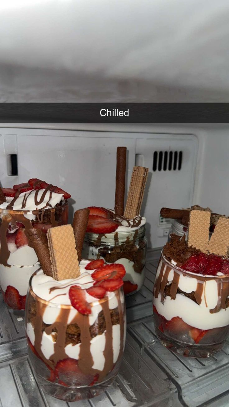 Postres en vaso con crema, fresas y chocolate