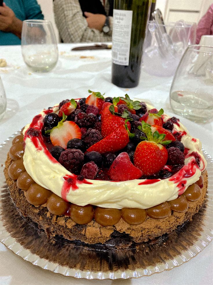 Tarta de chocolate con dulce de leche y frutos rojos